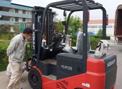 諾力2噸電動(dòng)叉車交永州客戶使用