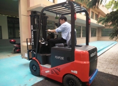 諾力2噸電動(dòng)叉車交付長沙某高校用戶使用