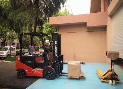 諾力2噸電動(dòng)叉車交付長沙某高校用戶使用
