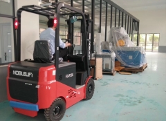 諾力2噸電動(dòng)叉車交付長沙某高校用戶使用