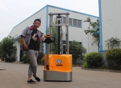 安徽宇鋒叉車1.5噸步行式電動(dòng)堆高車